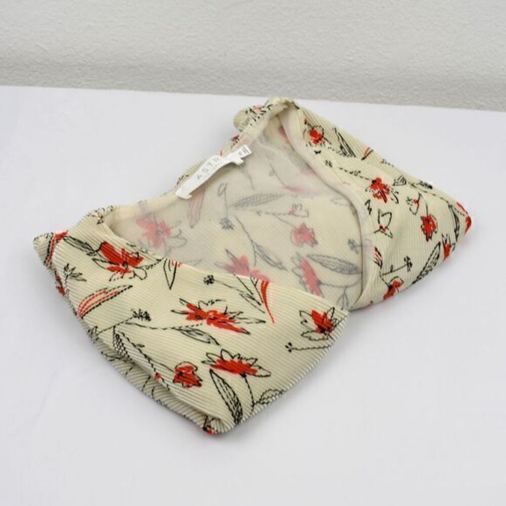 ASTR The Label Long Sleeve Surplice Floral Pleated Top Size XS Gently‎ Used
